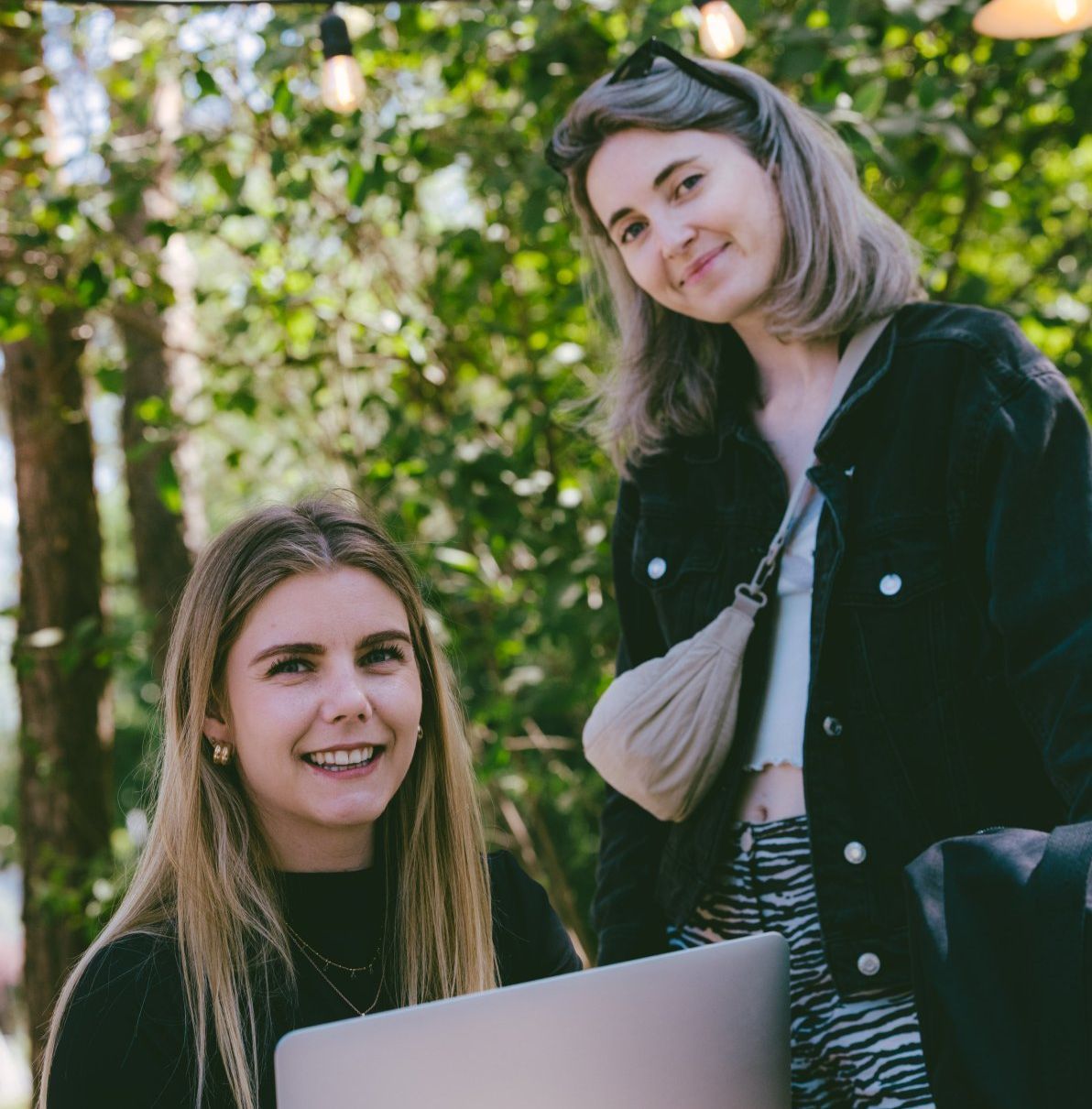 Margot et Célia, agence réseaux sociaux Annecy
